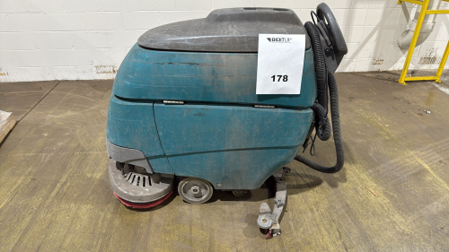 TENNANT FLOOR SCRUBBER T5