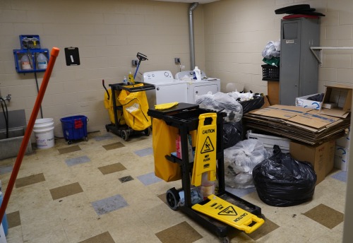 CONTENTS OF LAUNDRY ROOM; AMANA WASHER / WHIRLPOOL DRYER, (6) LOCKERS, (2) CLEANING CADDIES, (2) PLASTIC SHELVING WITH CONTENTS