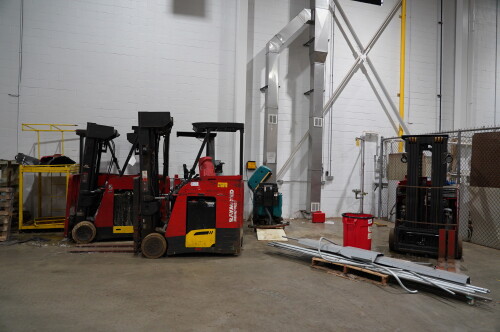 (4) ELECTRIC RAYMOND STAND UP FORKLIFTS NON WORKING - ALL PARTS MACHINES ; WITH FLOOR SCRUBBER - NOT RUNNING, EXTRA MAST