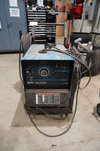 MILLER DIALARC 250 AC/DC ARK WELDING POWER SOURCE; 19" X 28" X 31"INCLUDE EXTENSION CALBE, AND GROND CABLE, 29 V,225A