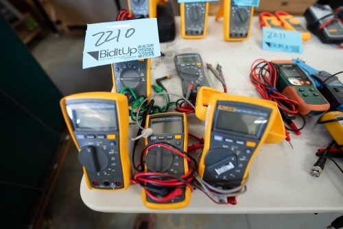 LOT OF (3) FLUKE 115 TRUE RMS MULTIMETERS & (1) FLUKE 15B+ DIGITAL MULTIMETER
