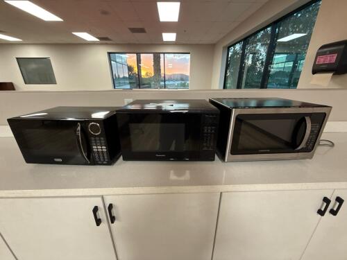 Lot of (3) Kitchen Microwaves