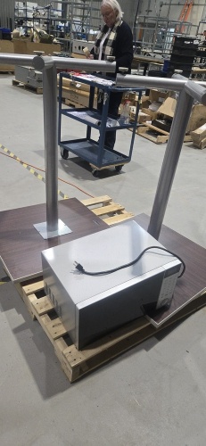 LOT: (2) Bistro tables & (1) Microwave