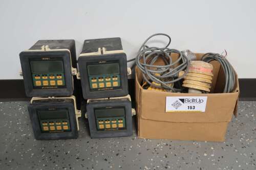 Signet pH Controllers with Transmitters