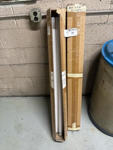 Lot of 4' Led Bulbs