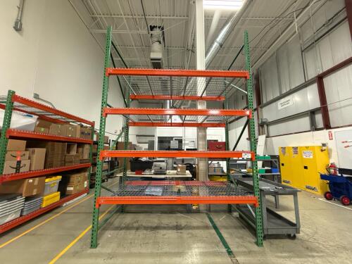 Teardrop style pallet racking with wire decking