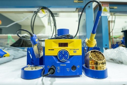 HAKKO FM-203 Desoldering & Soldering Station
